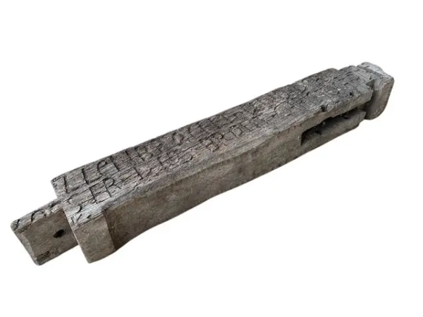 A-01038 alter Eichenbalken mit Inschrift2